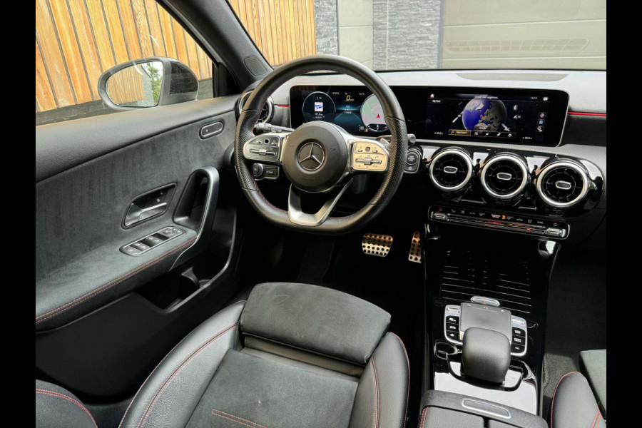 Mercedes-Benz A-Klasse 200 AMG-styling Automaat | Widescreen Navi | Stoelverwarming | Getint glas | Metallic lak | Parkeersenoren voor en achter | Acht