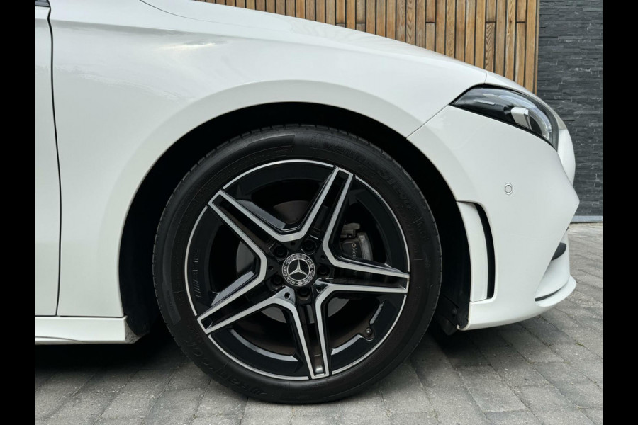 Mercedes-Benz A-Klasse 200 AMG-styling Automaat | Widescreen Navi | Stoelverwarming | Getint glas | Metallic lak | Parkeersenoren voor en achter | Acht