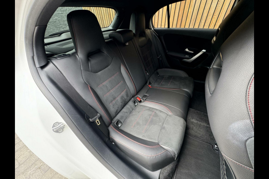 Mercedes-Benz A-Klasse 200 AMG-styling Automaat | Widescreen Navi | Stoelverwarming | Getint glas | Metallic lak | Parkeersenoren voor en achter | Acht