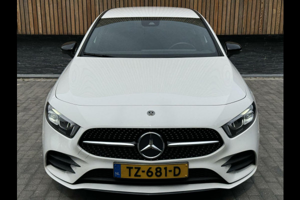 Mercedes-Benz A-Klasse 200 AMG-styling Automaat | Widescreen Navi | Stoelverwarming | Getint glas | Metallic lak | Parkeersenoren voor en achter | Acht