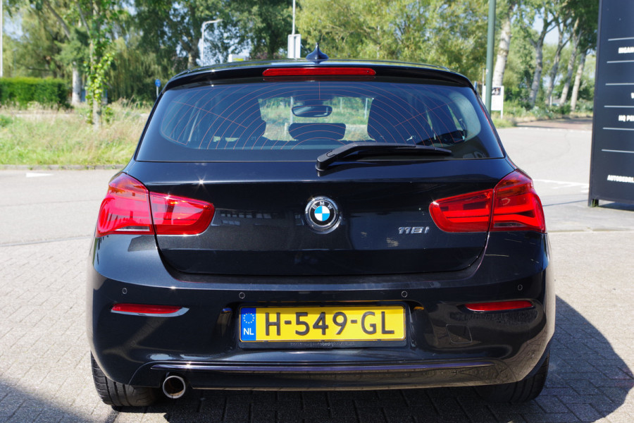 BMW 1-serie 118i 136 PK Automaat Executive, Xenon, Navigatie, Sportstoelen, 18" LM