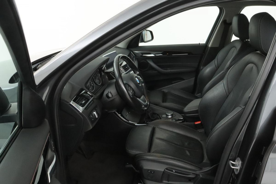 BMW X1 xDrive20i High Executive | Leder | Trekhaak | Stoelverwarming | Head-Up | Navigatie | Sportstoelen | Full LED | PDC | Climate control