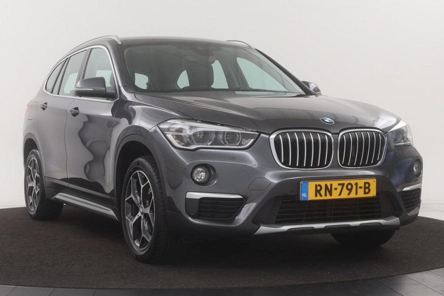 BMW X1 xDrive20i High Executive | Leder | Trekhaak | Stoelverwarming | Head-Up | Navigatie | Sportstoelen | Full LED | PDC | Climate control