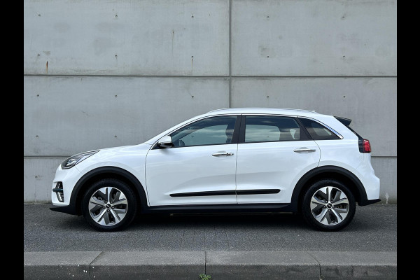 Kia e-Niro DynamicPlusLine 64 kWh Automaat | Schuif-/Kanteldak | H-Leder | Camera | Navi | Stuur-/Stoelverwarming | Key-Less | Clima | Apple CarPlay/Android Auto | 17” Velgen | PDC | Cruise | LED |