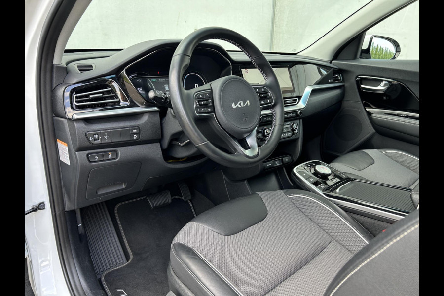 Kia e-Niro DynamicPlusLine 64 kWh Automaat | Schuif-/Kanteldak | H-Leder | Camera | Navi | Stuur-/Stoelverwarming | Key-Less | Clima | Apple CarPlay/Android Auto | 17” Velgen | PDC | Cruise | LED |