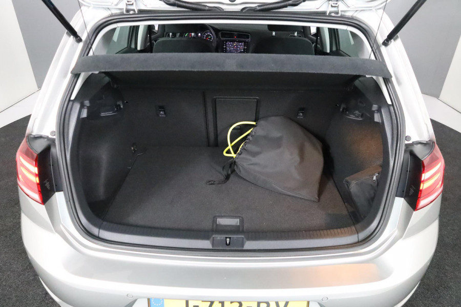 Volkswagen e-Golf E-DITION 136 pk | Navigatie | Warmtepomp | Parkeersensoren | Stoelverwarming | LED koplampen |