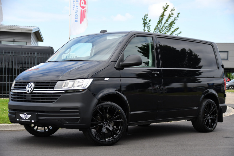 Volkswagen Transporter 2.0 TDI L1H1 30 Black Edition Cruise, Sensoren, Carplay, 150PK, Automaat, Trekhaak, Stoelverwarming, Standkachel