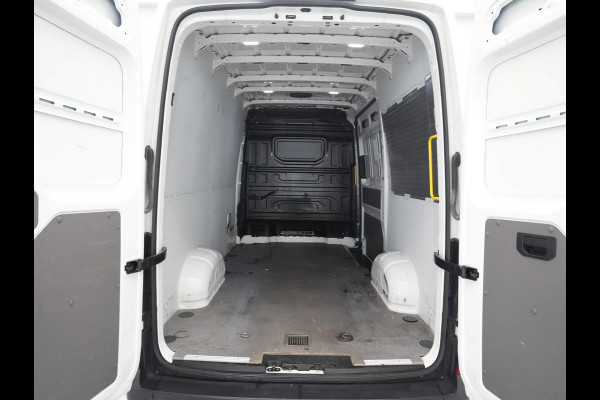 Volkswagen Crafter 35 2.0 TDI 177pk L3H3 Comfortline Navigatie Trekhaak Voorruit Verwarming Comfortstoel