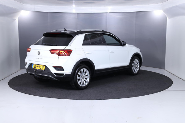 Volkswagen T-Roc 1.5 TSI Sport 150 pk Automaat (DSG) | Trekhaak| Navigatie via App | Parkeersensoren | Achteruitrijcamera | Stoelverwarming |