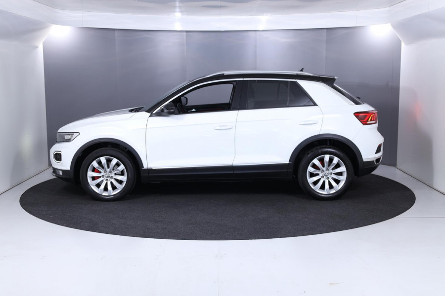 Volkswagen T-Roc 1.5 TSI Sport 150 pk Automaat (DSG) | Trekhaak| Navigatie via App | Parkeersensoren | Achteruitrijcamera | Stoelverwarming |