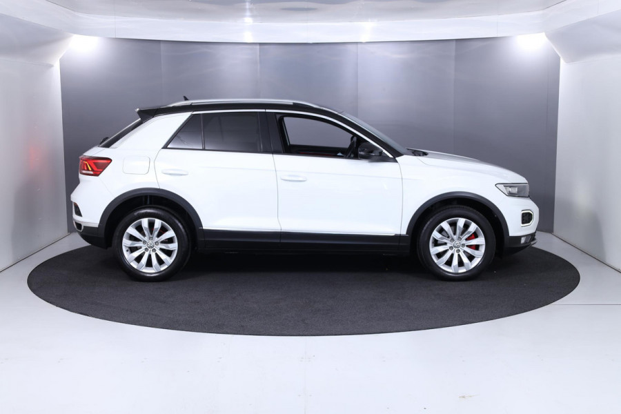 Volkswagen T-Roc 1.5 TSI Sport 150 pk Automaat (DSG) | Trekhaak| Navigatie via App | Parkeersensoren | Achteruitrijcamera | Stoelverwarming |