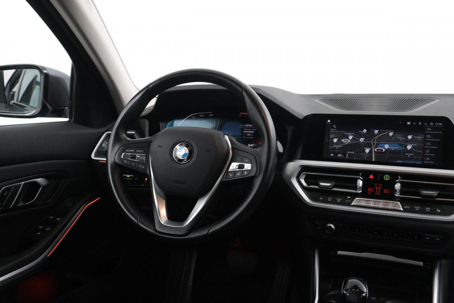 BMW 3-serie 320i High Executive Edition (NAVIGATIE, LEDER, STOELVERWARMING, SFEERVERLICHTING, 1e EIGENAAR, DEALER ONDERHOUDEN)