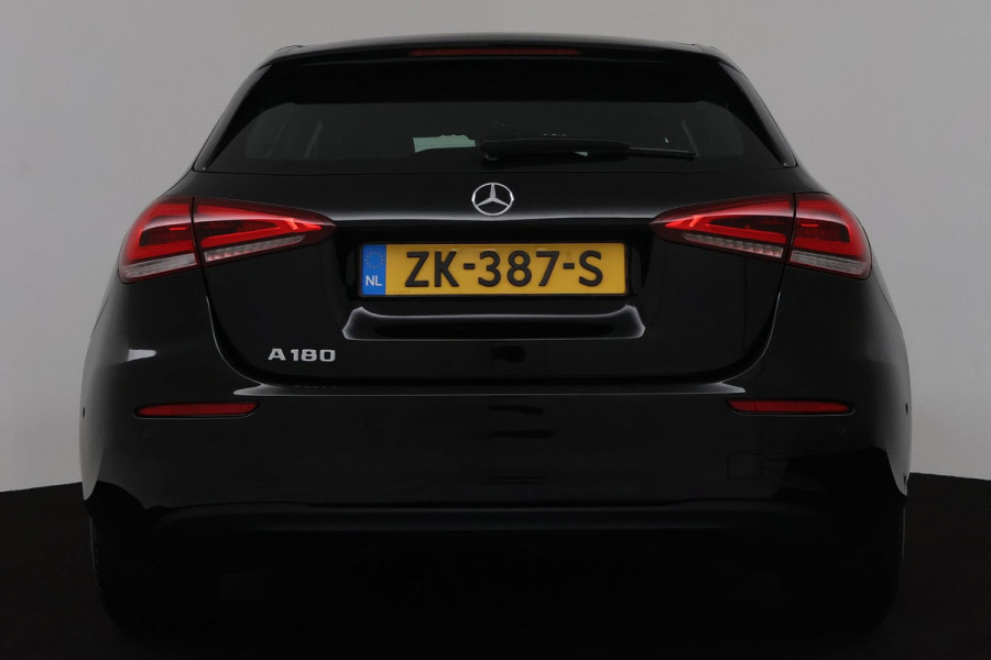 Mercedes-Benz A-Klasse 180 Business Solution Automaat (STOELVERWARMING, CAMERA, PARKEERSENSOREN, 1e EIGENAAR, GOED ONDERHOUDEN)