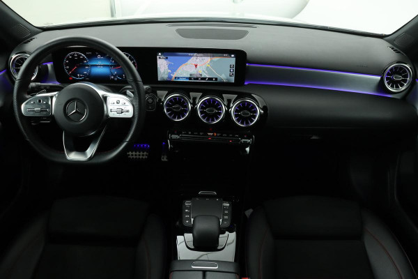 Mercedes-Benz A-Klasse 180 AMG | Panoramadak | Stoelverwarming | Widescreen | Camera | Sfeerverlichting | Park Assist | Full LED | Navigatie