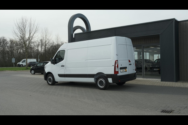 Renault Master T35 2.3 dCi 135 L2H2 Comfort | Direct Leverbaar | Navigatie | Parkeersensoren | Airco | Cruise Control | Vloerplaat In Laadruimte