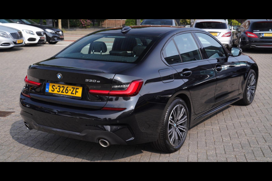 BMW 3-serie 330e High Executive | M-pakket | Luxe leder / Alcantara | LED koplampen | Dealer onderhouden | Shadowline | Stoelverwa