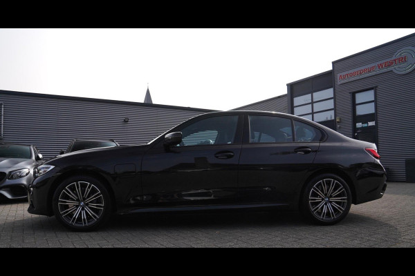 BMW 3-serie 330e High Executive | M-pakket | Luxe leder / Alcantara | LED koplampen | Dealer onderhouden | Shadowline | Stoelverwa