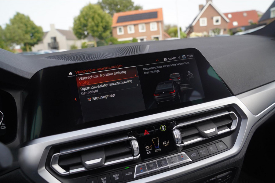 BMW 3-serie 330e High Executive | M-pakket | Luxe leder / Alcantara | LED koplampen | Dealer onderhouden | Shadowline | Stoelverwa