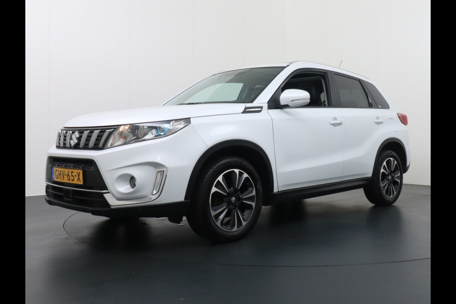 Suzuki Vitara T 140pk 4x4 PanoDak/schuif/Hefdak Adaptive-Cruise Navi Camera Trekhaak Apple Carplay Android Stoelverwarmd Ecc Keyless 17"lm Bor Achteropkomend verkeer waarschuwing Afdaal assistent Dodehoek detector Brake Assist System Autonomous Emergency Braking ASR ABS Elektronisch Stabiliteits Programma AWD 4wd Volledig Suzuki-Dealer onderhouden! Vitara Exclusive 4wd Slechts 1170kg licht!