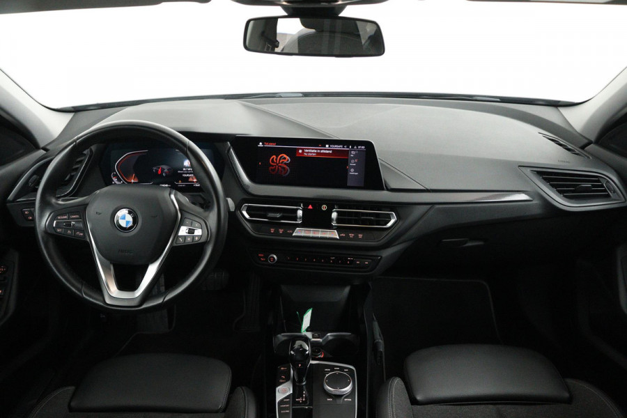 BMW 1-serie 118i Executive Edition Automaat (NAVIGATIE, CARPLAY, PDC V+A, LED, 1e EIGENAAR, DEALER ONDERHOUDEN)