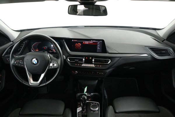 BMW 1-serie 118i Executive Edition Automaat (NAVIGATIE, CARPLAY, PDC V+A, LED, 1e EIGENAAR, DEALER ONDERHOUDEN)