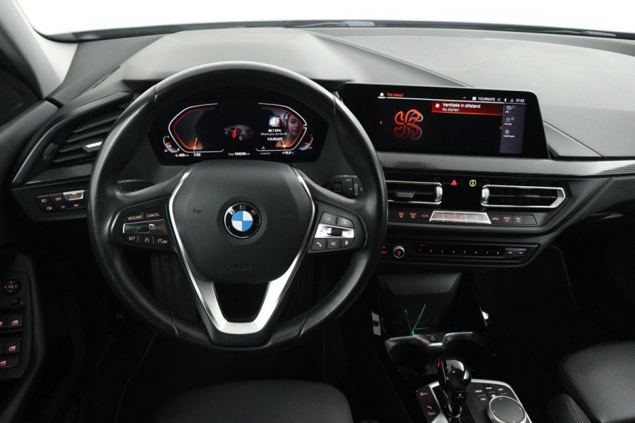 BMW 1-serie 118i Executive Edition Automaat (NAVIGATIE, CARPLAY, PDC V+A, LED, 1e EIGENAAR, DEALER ONDERHOUDEN)