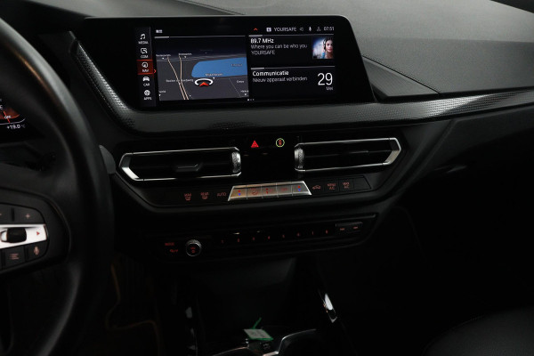 BMW 1-serie 118i Executive Edition Automaat (NAVIGATIE, CARPLAY, PDC V+A, LED, 1e EIGENAAR, DEALER ONDERHOUDEN)