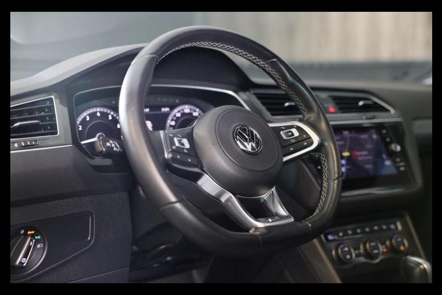 Volkswagen Tiguan 2.0 TSI 4Motion 3 x R Line / Digital Cockpit / Acc / Lane Assist / Open Pano / Led / Trekhaak / Pdc / 20 Inch