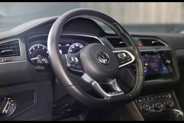 Volkswagen Tiguan 2.0 TSI 4Motion 3 x R Line / Digital Cockpit / Acc / Lane Assist / Open Pano / Led / Trekhaak / Pdc / 20 Inch