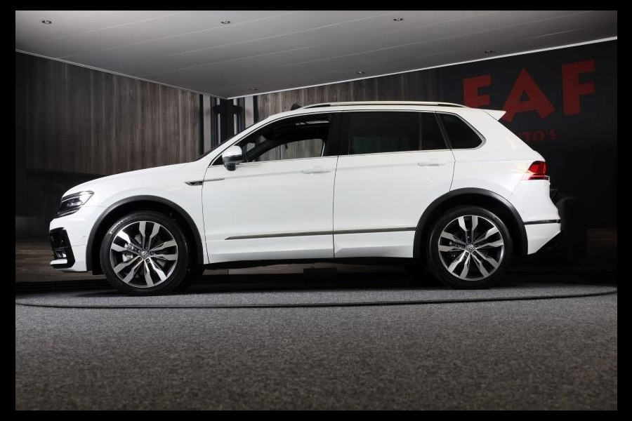 Volkswagen Tiguan 2.0 TSI 4Motion 3 x R Line / Digital Cockpit / Acc / Lane Assist / Open Pano / Led / Trekhaak / Pdc / 20 Inch