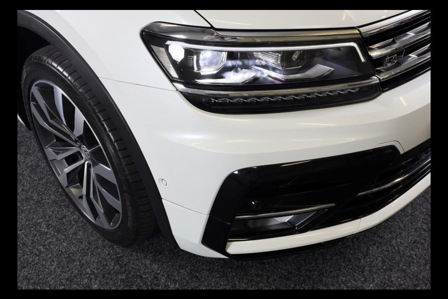 Volkswagen Tiguan 2.0 TSI 4Motion 3 x R Line / Digital Cockpit / Acc / Lane Assist / Open Pano / Led / Trekhaak / Pdc / 20 Inch