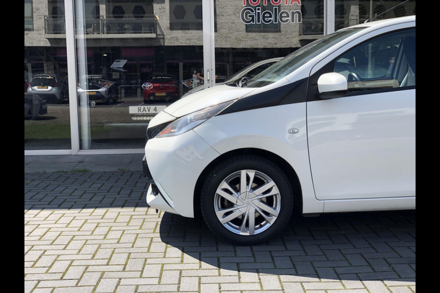 Toyota Aygo 1.0 VVT-i X-Play Plus | Lichtmetalen velgen, Airconditioning, Parkeercamera, In hoogte verstelbare stoel, Bluetooth