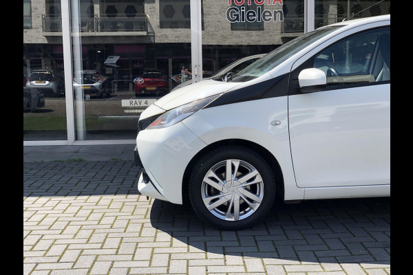 Toyota Aygo 1.0 VVT-i X-Play Plus | Lichtmetalen velgen, Airconditioning, Parkeercamera, In hoogte verstelbare stoel, Bluetooth