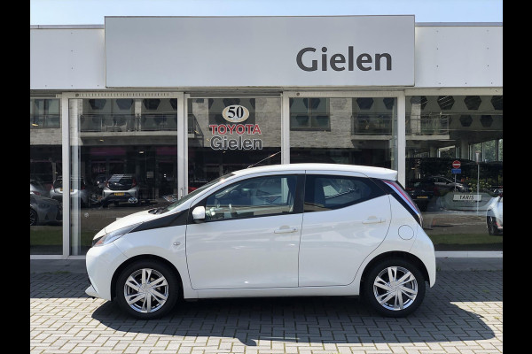 Toyota Aygo 1.0 VVT-i X-Play Plus | Lichtmetalen velgen, Airconditioning, Parkeercamera, In hoogte verstelbare stoel, Bluetooth