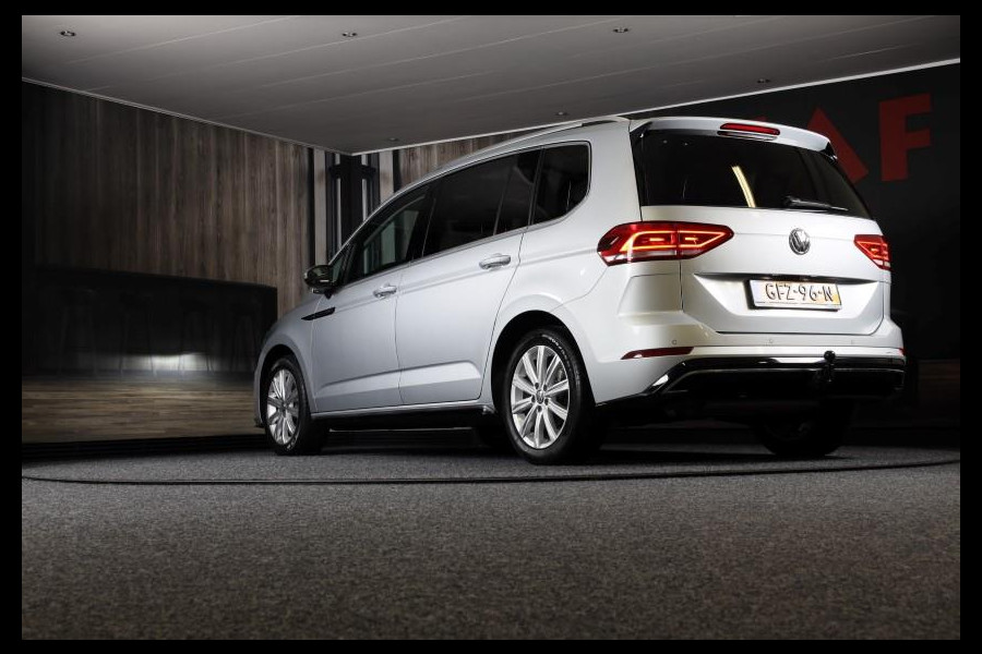 Volkswagen Touran 1.5 TSI R Line 7 Persoons / AUT / ACC / Navi / Camera / Open Panoramadak / Led / Pdc / Trekhaak / 17 Inch