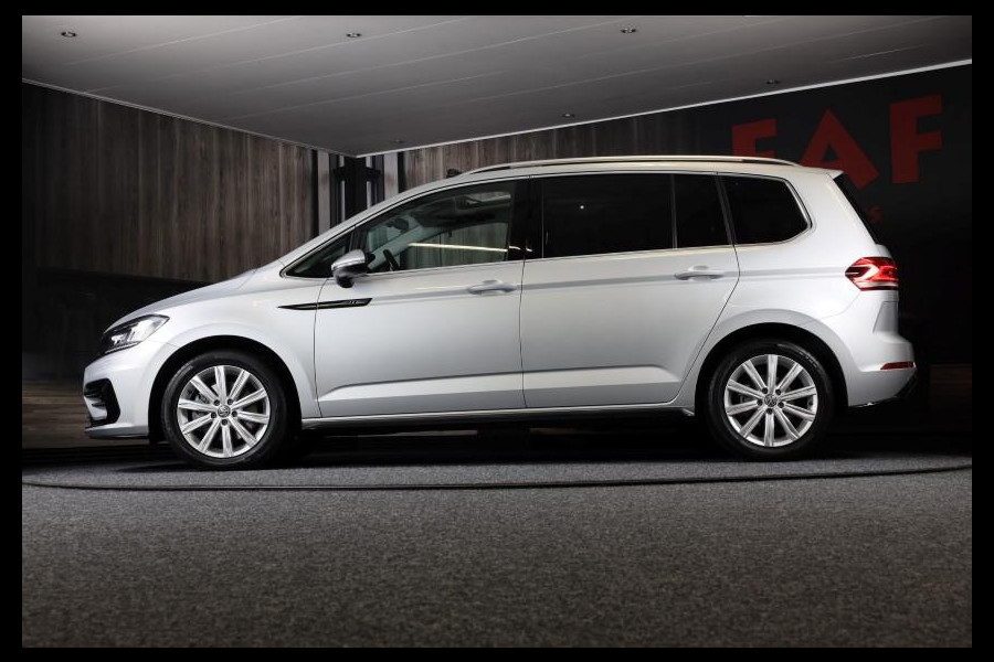 Volkswagen Touran 1.5 TSI R Line 7 Persoons / AUT / ACC / Navi / Camera / Open Panoramadak / Led / Pdc / Trekhaak / 17 Inch