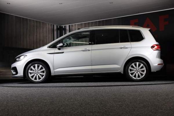 Volkswagen Touran 1.5 TSI R Line 7 Persoons / AUT / ACC / Navi / Camera / Open Panoramadak / Led / Pdc / Trekhaak / 17 Inch