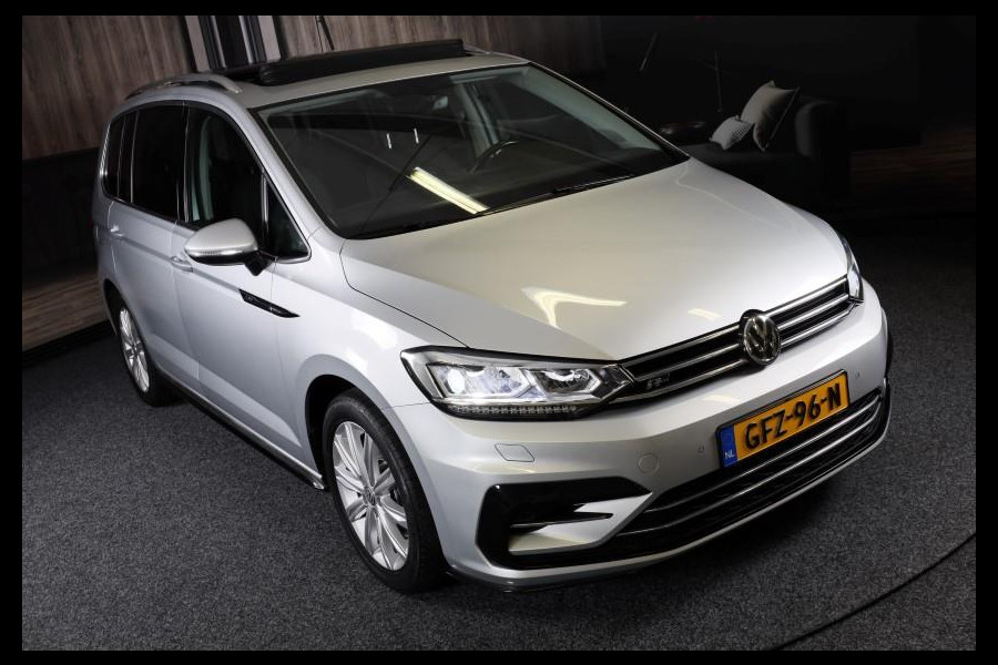 Volkswagen Touran 1.5 TSI R Line 7 Persoons / AUT / ACC / Navi / Camera / Open Panoramadak / Led / Pdc / Trekhaak / 17 Inch