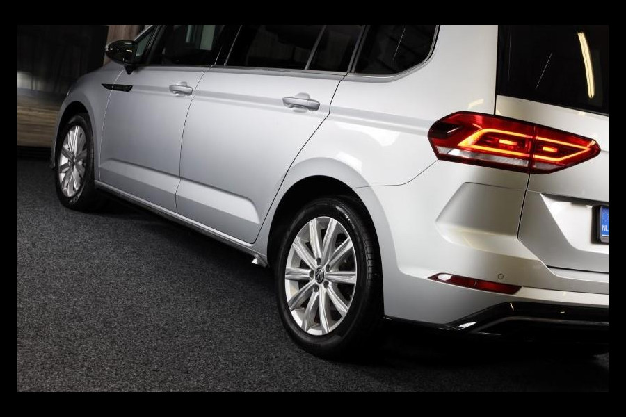 Volkswagen Touran 1.5 TSI R Line 7 Persoons / AUT / ACC / Navi / Camera / Open Panoramadak / Led / Pdc / Trekhaak / 17 Inch