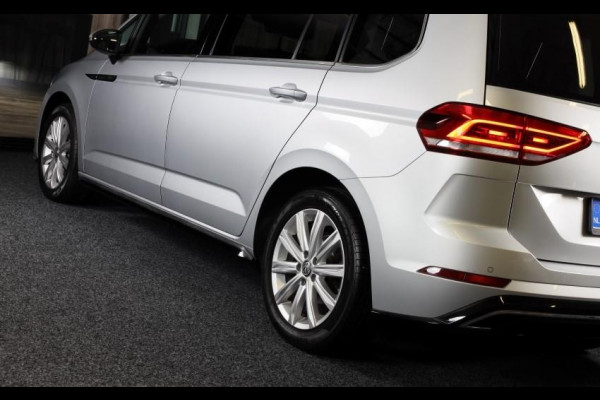 Volkswagen Touran 1.5 TSI R Line 7 Persoons / AUT / ACC / Navi / Camera / Open Panoramadak / Led / Pdc / Trekhaak / 17 Inch