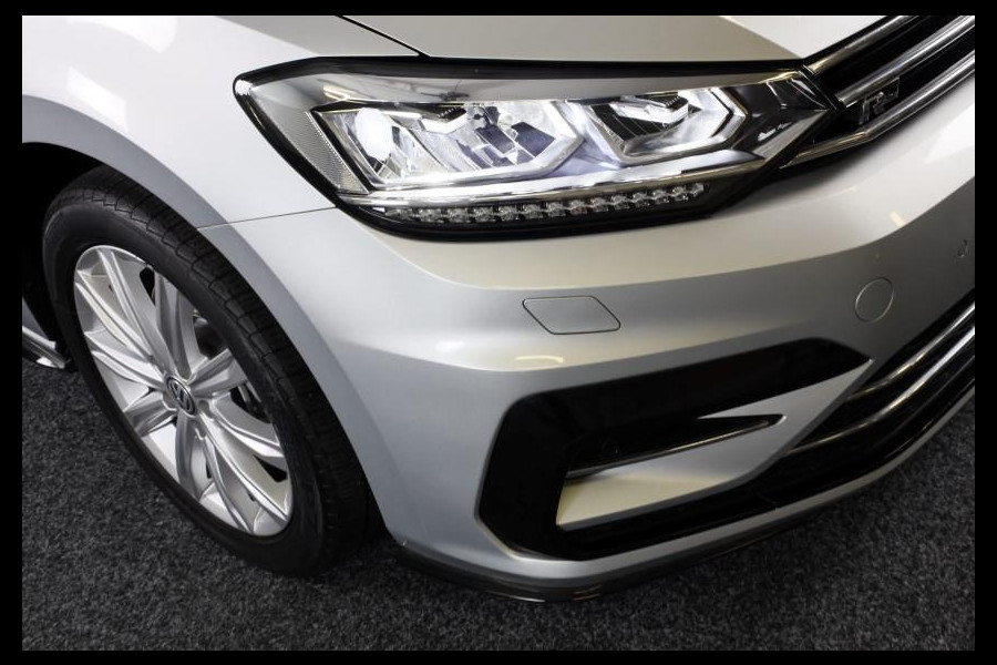 Volkswagen Touran 1.5 TSI R Line 7 Persoons / AUT / ACC / Navi / Camera / Open Panoramadak / Led / Pdc / Trekhaak / 17 Inch