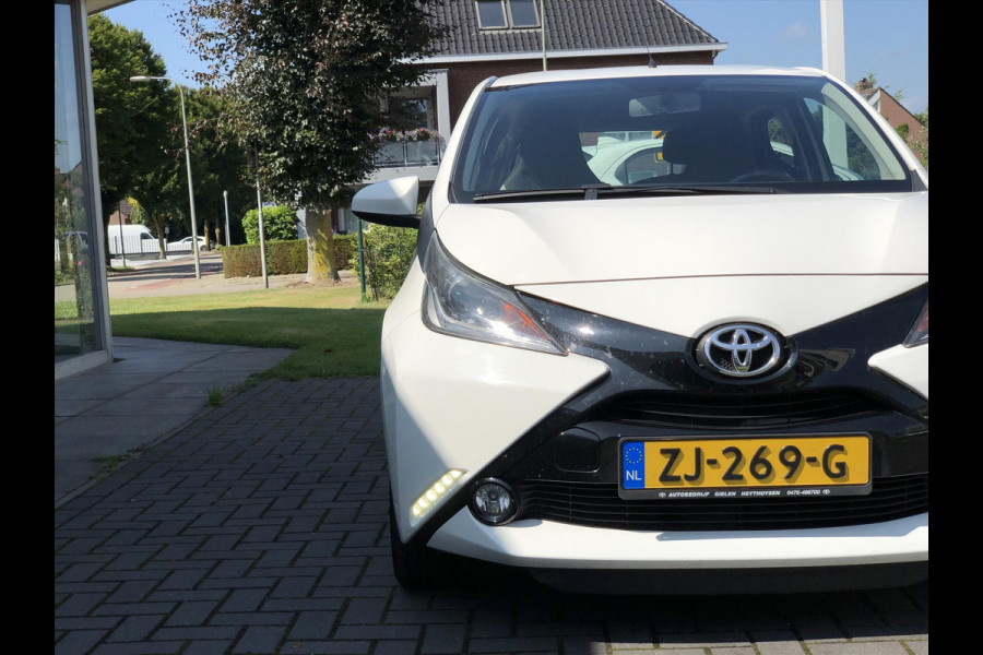 Toyota Aygo 1.0 VVT-i X-Play Plus | Lichtmetalen velgen, Airconditioning, Parkeercamera, In hoogte verstelbare stoel, Bluetooth