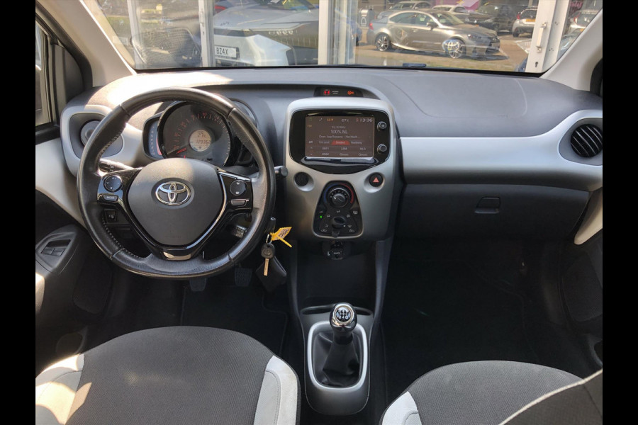 Toyota Aygo 1.0 VVT-i X-Play Plus | Lichtmetalen velgen, Airconditioning, Parkeercamera, In hoogte verstelbare stoel, Bluetooth