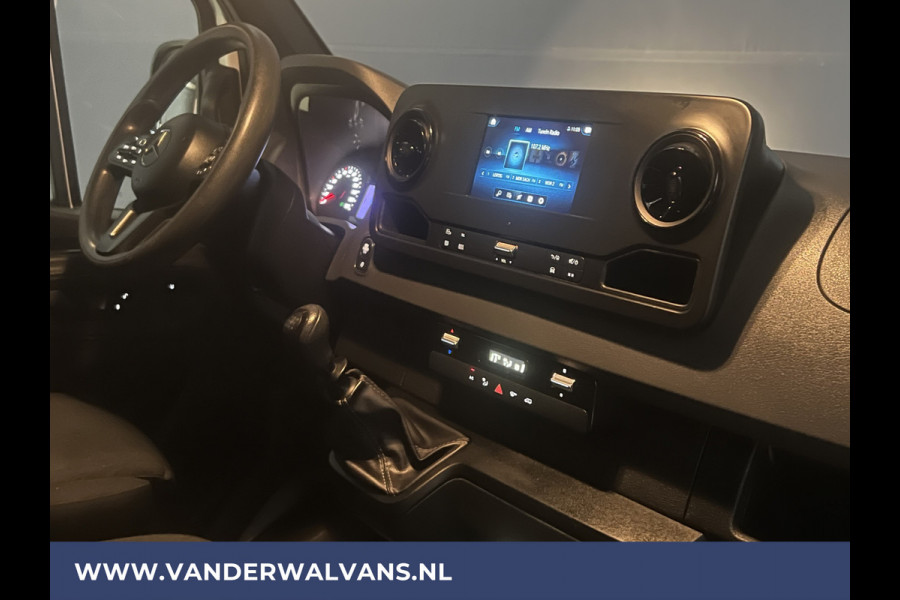 Mercedes-Benz Sprinter 316 CDI 164pk L3H2 Euro6 Airco | Camera | Navigatie | Apple Carplay | Oprijplaat Trekhaak, Android Auto, Cruisecontrol, Parkeersensoren, Chauffeursstoel, Stoelverwarming, Bijrijdersbank