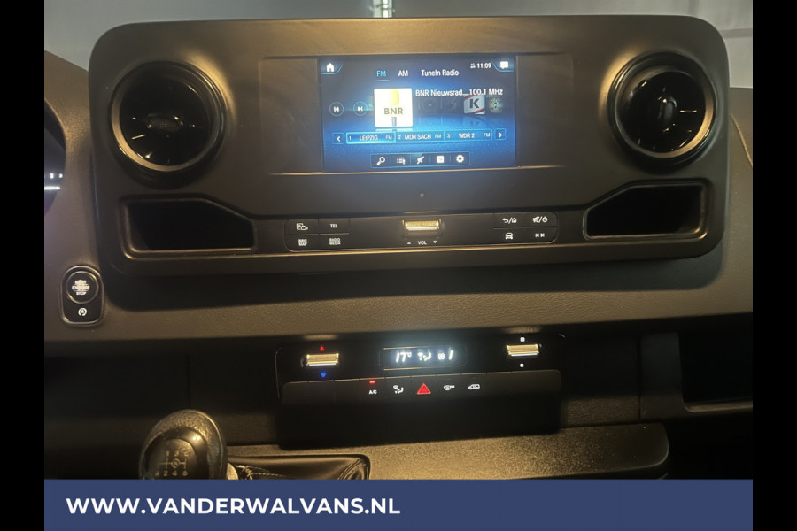 Mercedes-Benz Sprinter 316 CDI 164pk L3H2 Euro6 Airco | Camera | Navigatie | Apple Carplay | Oprijplaat Trekhaak, Android Auto, Cruisecontrol, Parkeersensoren, Chauffeursstoel, Stoelverwarming, Bijrijdersbank