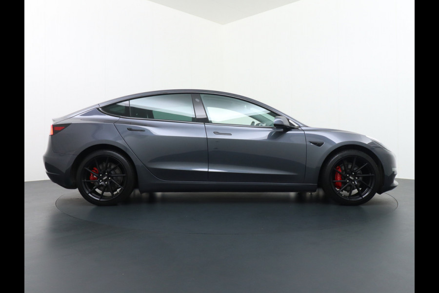 Tesla Model 3 Performance 513pk FSD-vb. AutoPilot Premium-HiFi Pano.dak Camera Leer Adaptive-Cruise+Stop&Go  PDC-A+Voor Wifi Ecc Pdc Cruise Du 4wd Rode Remklauwen Zwarte Lijsten Premium Audio Veel grip door 4WD vierwielaandrijving.  Origineel Nederlandse auto ! Orig.NL auto  1e eigenaar