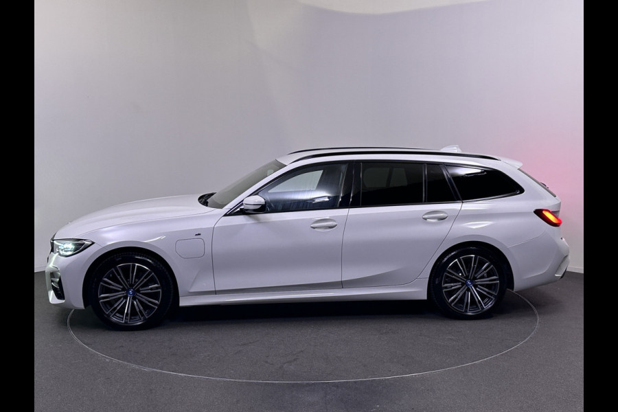 BMW 3 Serie Touring 320e M Sport Plug In Hybrid Dealer O.H | Alcantara Sportstoelen | Stuur / Stoelverwarming | LED | Apple Carplay | DAB | Live Cockpit |