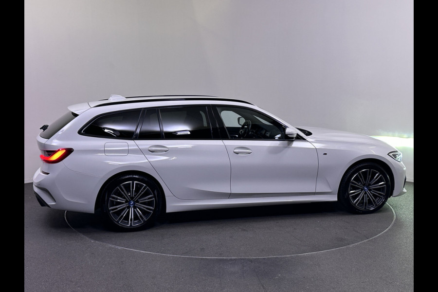 BMW 3 Serie Touring 320e M Sport Plug In Hybrid Dealer O.H | Alcantara Sportstoelen | Stuur / Stoelverwarming | LED | Apple Carplay | DAB | Live Cockpit |