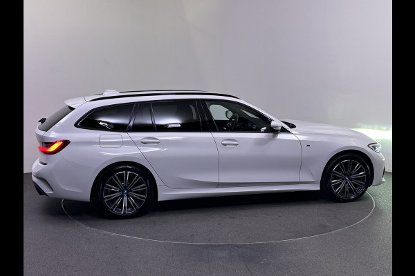 BMW 3 Serie Touring 320e M Sport Plug In Hybrid Dealer O.H | Alcantara Sportstoelen | Stuur / Stoelverwarming | LED | Apple Carplay | DAB | Live Cockpit |