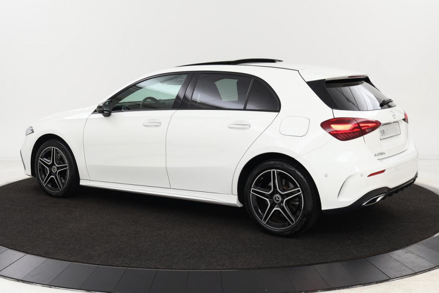 Mercedes-Benz A-Klasse 250e AMG Night | Facelift | Panoramadak | Stuurverwarming | Camera | Sfeerverlichting | Navigatie | Full LED | DAB+